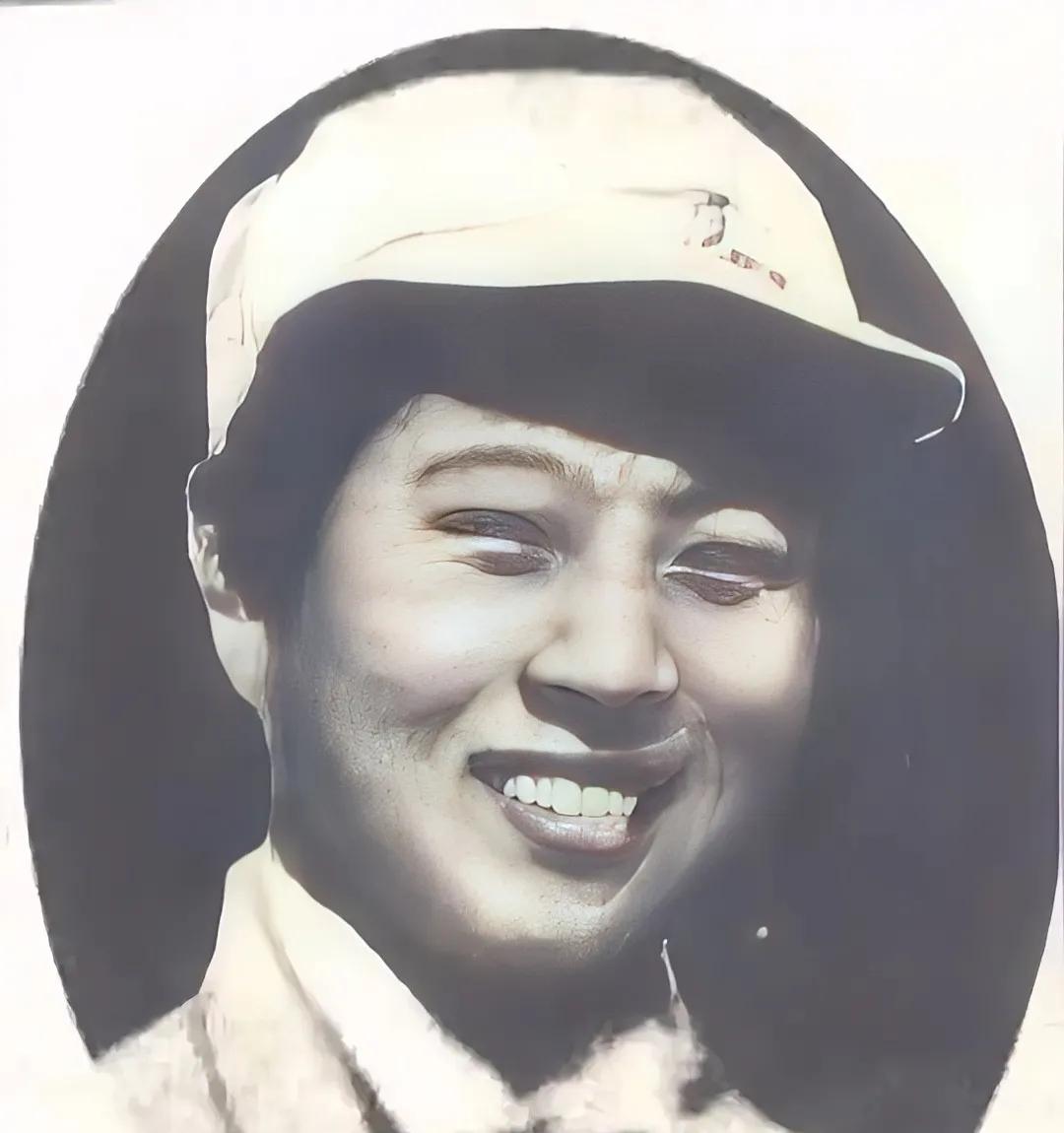 1941年，23岁的辛锐躺在担架旁，抬她的4位同志都已牺牲，敌人冲了上来，可是，