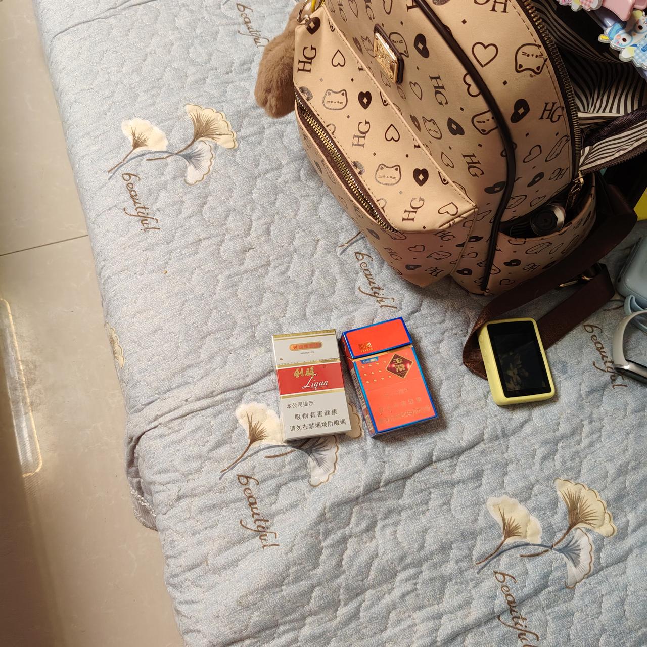 今天上高二的侄女在我家住的，无意中发现她书包里竟然有两盒香烟！我拍了照片，打