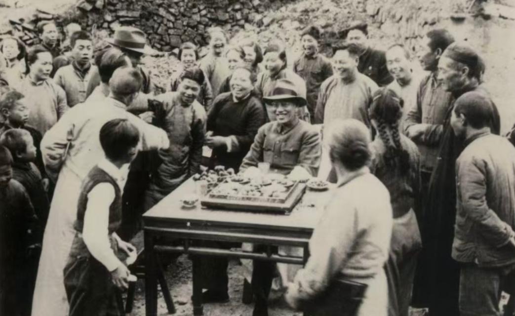 1949年2月21日，蒋介石下野乡居期间，携儿孙一家游雪窦山时偶遇山村乡民结婚，