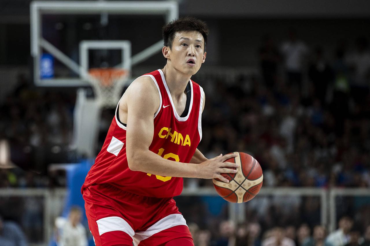 CBA两大著名俱乐部传来消息先是广东宏远男篮俱乐部宣布老将周鹏归来，在外兜兜
