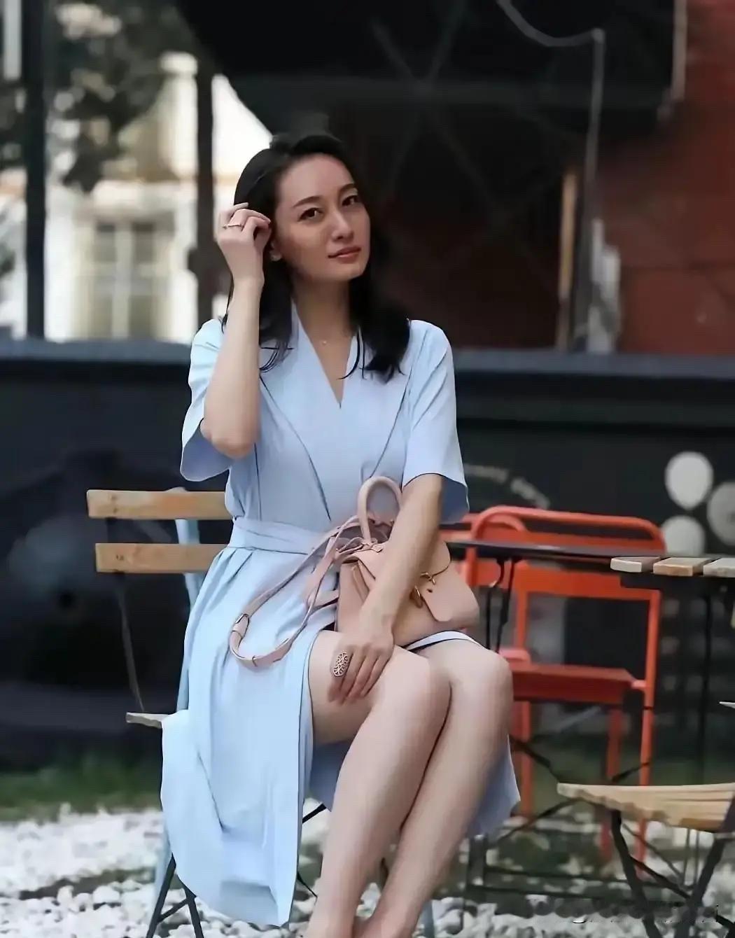好奇查了一下这个女演员，原来她都有50岁了，早年认识她是在央视《生活》这个栏目里