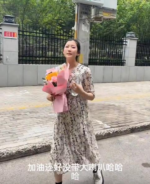 泪目！河南女孩高考，父母打工没空陪考，大姨夫妇开车300公里来陪考。20