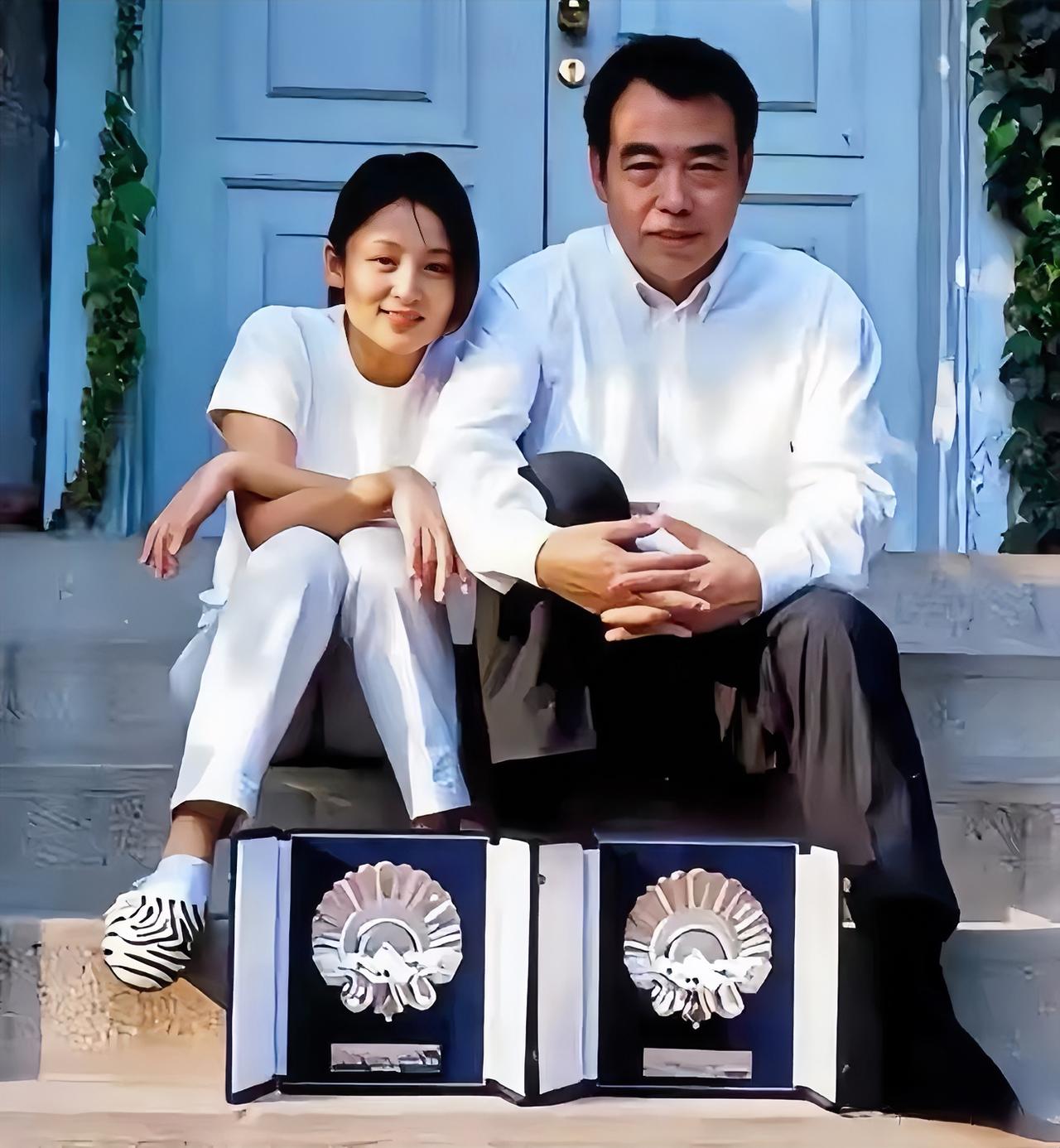 那个时候陈凯歌才42岁，陈红也才26岁，年轻貌美，她小鸟依人的坐在陈导旁边，露出