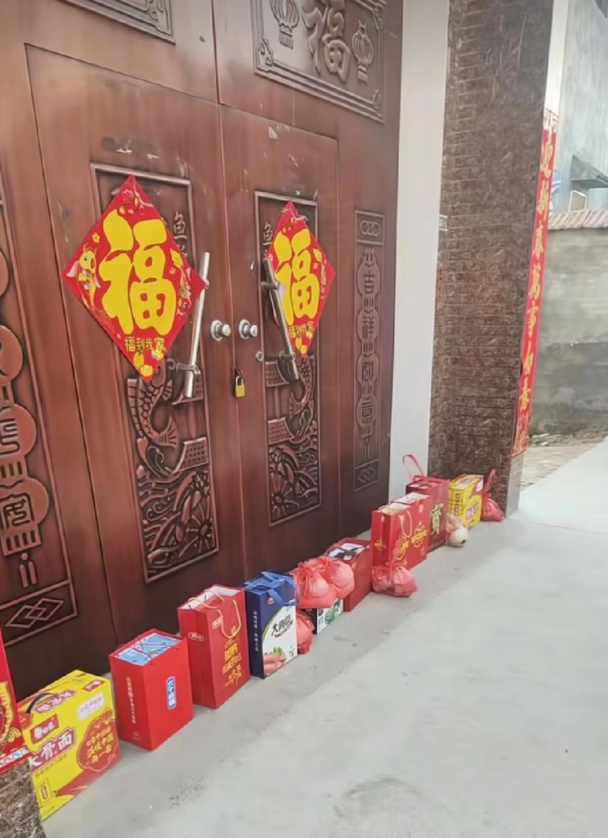 河南，大年初二舅舅舅妈为躲外甥、外甥女拜年，直接锁门全家外出旅游。晚辈们还是按惯