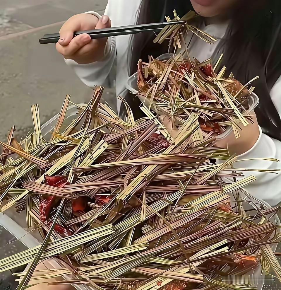 女孩吃的这东西，乍一看以为是一堆草，不知道咋回事，还以为是摆拍搞笑，其实她吃的是