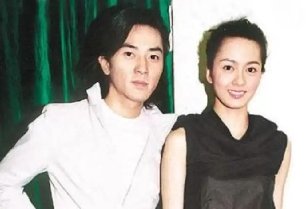 1999年，23岁的梁咏琪为逃离英皇老板杨受成，与32岁的郑伊健同居，杨受成大怒