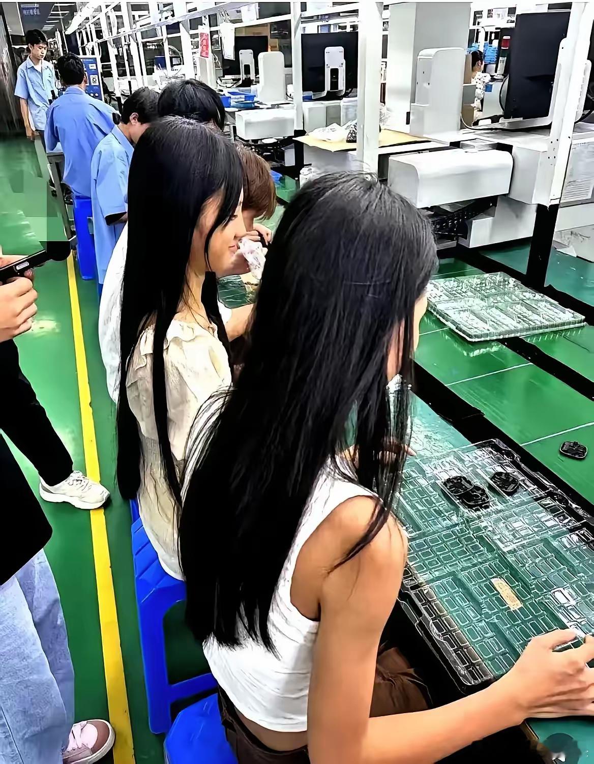 现在全网最糟心的可能就是深圳电子厂那个19岁女孩了。不是因为夜班累，也不是因为工