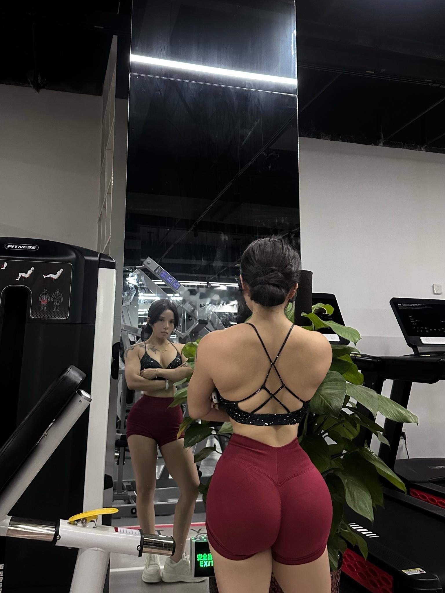 奔四的年纪，保持肉不下垂就是好状态每日健身日记见人不如健身健身健
