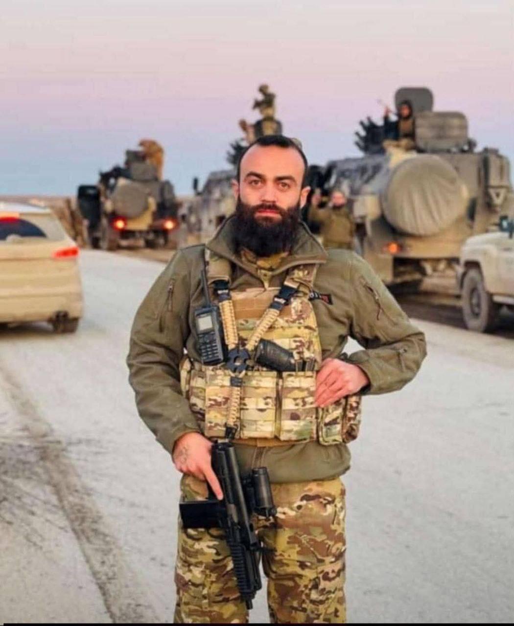 HTS/ISIS恐怖分子头目“穆罕默德·阿卜杜勒·法塔赫·迪亚卜”在家中充电时，