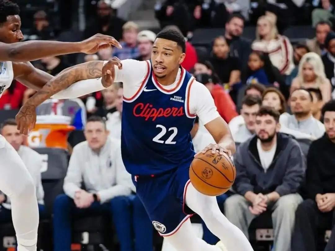 乔丹米勒就是快船替补微波炉快船战胜太阳，哈登因个人原因缺阵，乔丹米勒站了出来