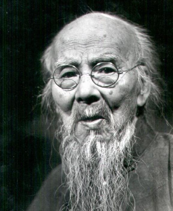 有一次，齐白石逛古玩店看到了自己的画，想出钱买下。老板一口价8000，少了不卖。