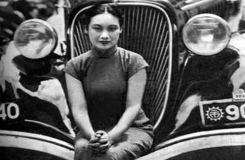 1920年，郁达夫迎娶孙荃，洞房花烛夜时，郁达夫见妻子太丑，转身就走。突然，孙荃