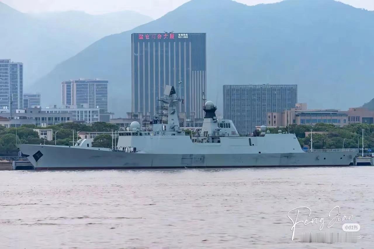 054A改进型的改进型，换了与054B相同的100炮​​​