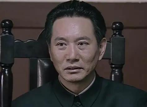 1941年的重庆，连秋天都带着压抑的气息。山城的雾气还没散，权力的算计却