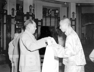 历史上的今日1954年10月10日下午，接见班禅额尔德尼。在听取班禅汇