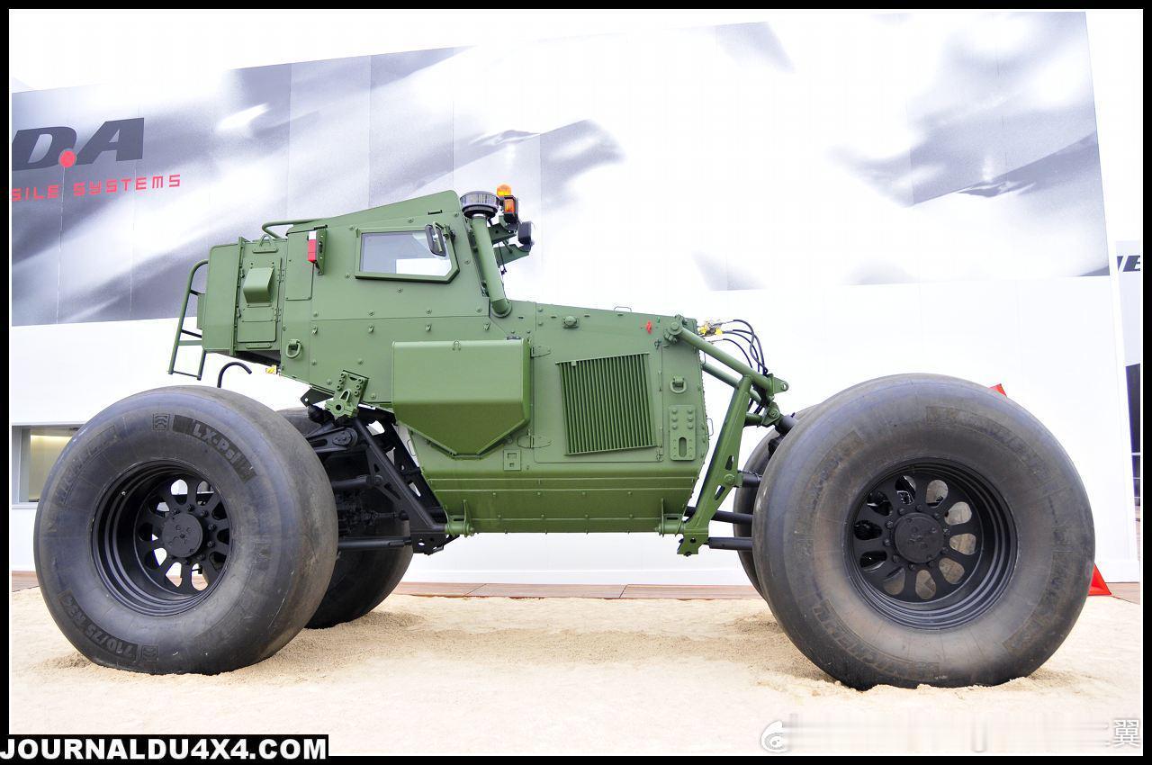 配备实验性米其林低压轮胎的法国SOUVIM2扫雷车。SOUVIM2的主要设计