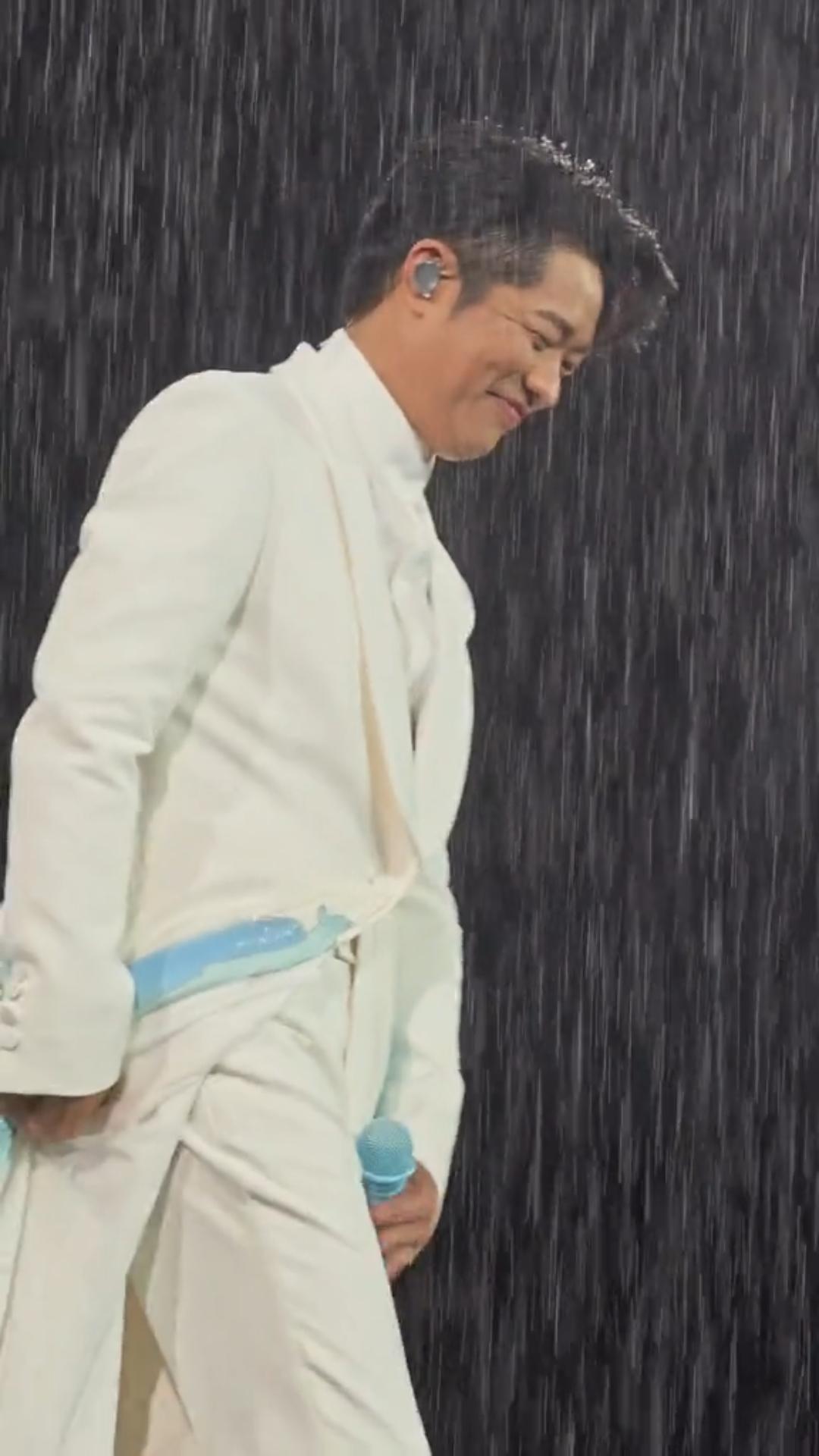 人在做坏事的时候，是会笑的，凤凰传奇在厦门的演唱会上，偶遇暴雨，两人在台