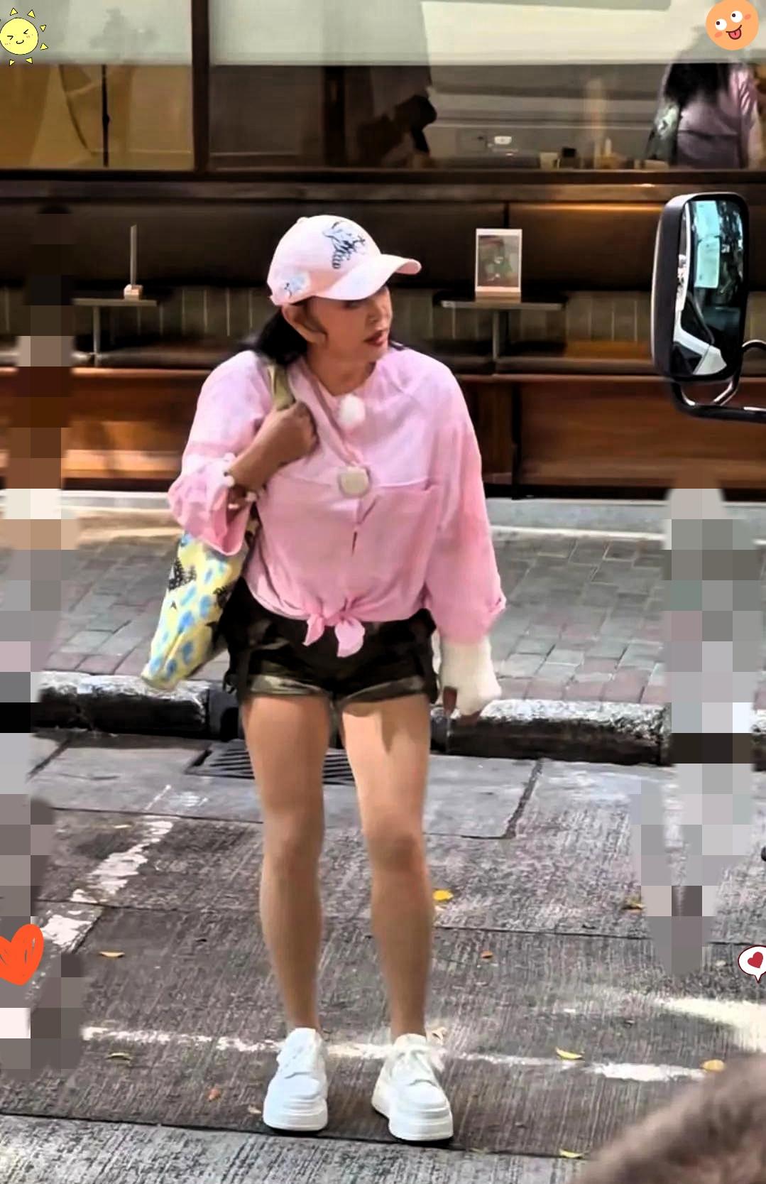 大家有没有觉得,75岁的刘晓庆根本在“逆生长”?最近她在香港街头穿短裤的样