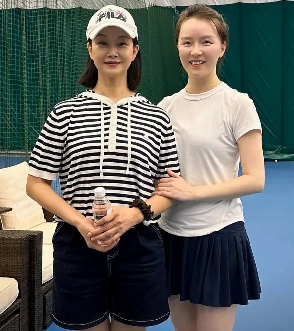 这是59岁的女高音歌唱家、“民歌皇后”宋祖英在羽毛球馆里和友人合影的一张近照，只