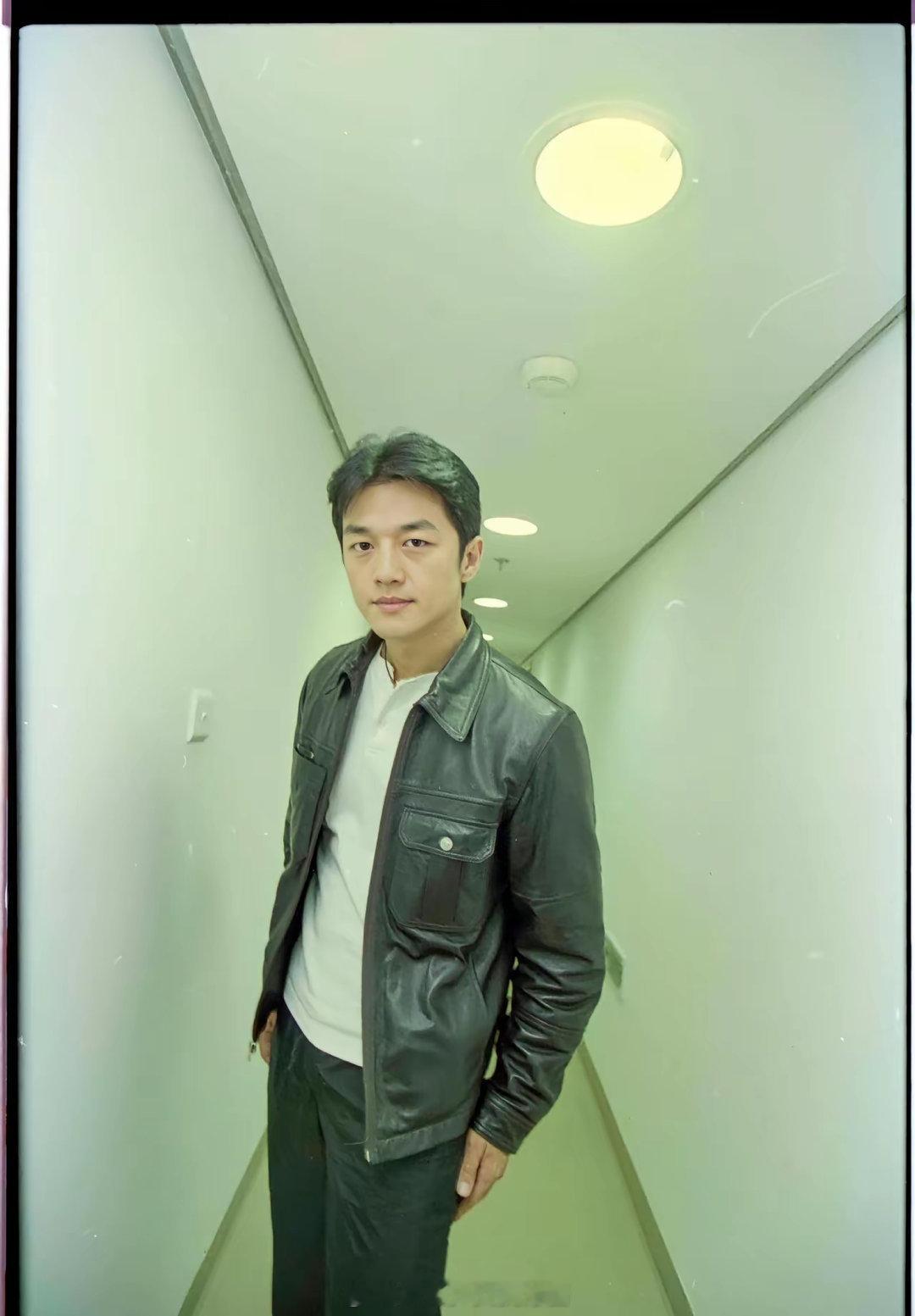 2000年秋李亚鹏在上海，年轻时居然还挺帅，难怪王菲会看上他