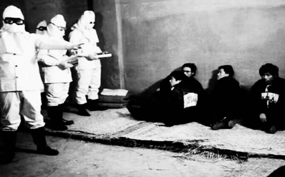 1943年，姜荣泉被俘，日军决定送他去哈尔滨平房的731部队做活体实验，路上，姜