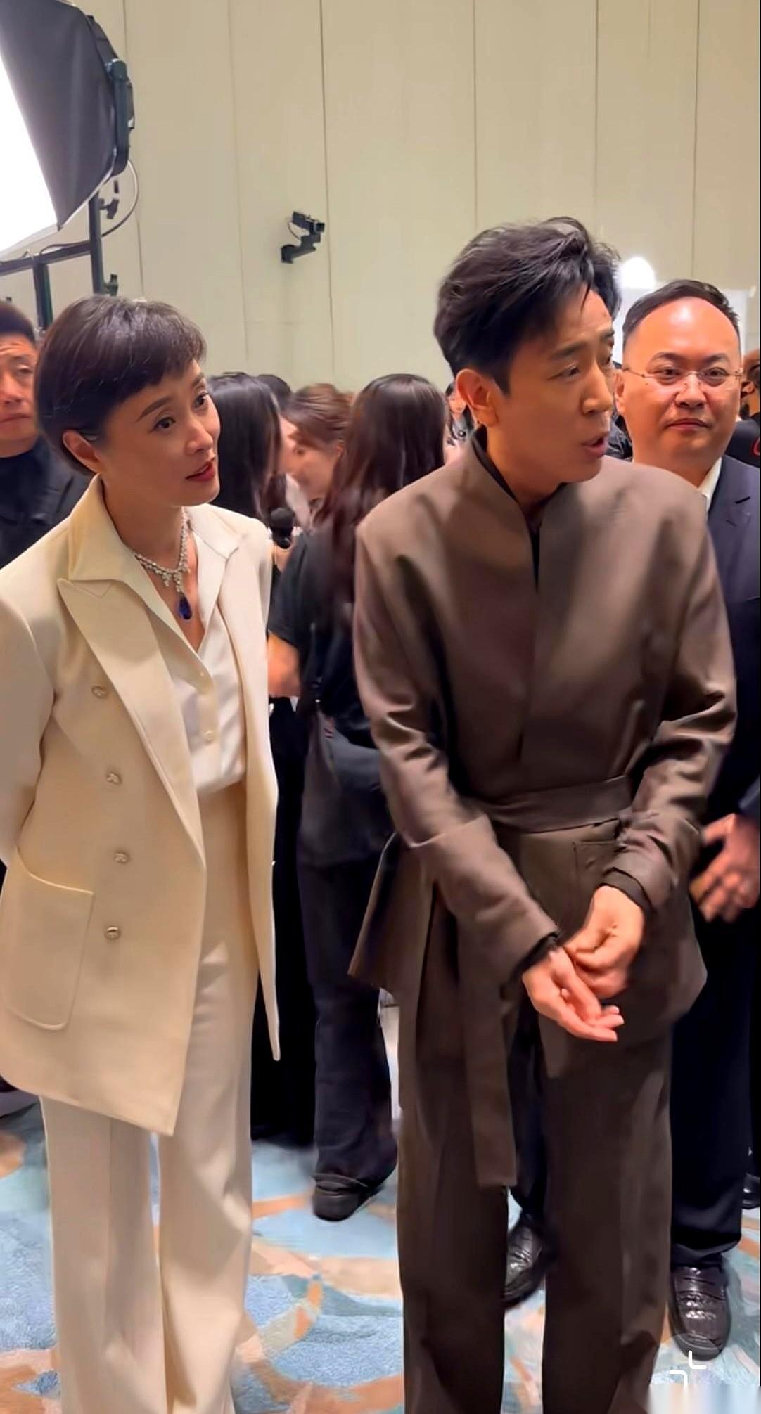 我真想顺着网线过去摇晃一下造型师的肩膀：咱们叔圈顶流于和伟，到底是哪里得罪你了？