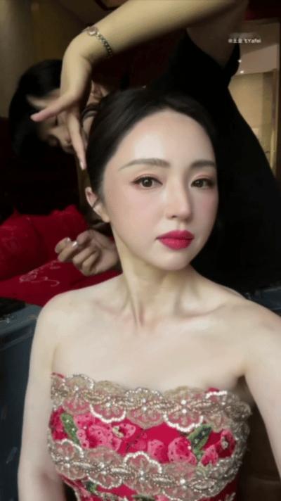 董璇婚纱照妆容王亚飞给董璇化的婚纱照妆，来看看状态​​​