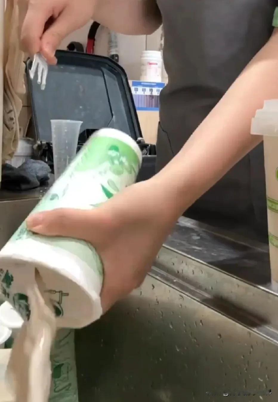 0元购恶果来了！许多奶茶被店员一杯杯倒进下水道，看得人血压飙升。原来是抢