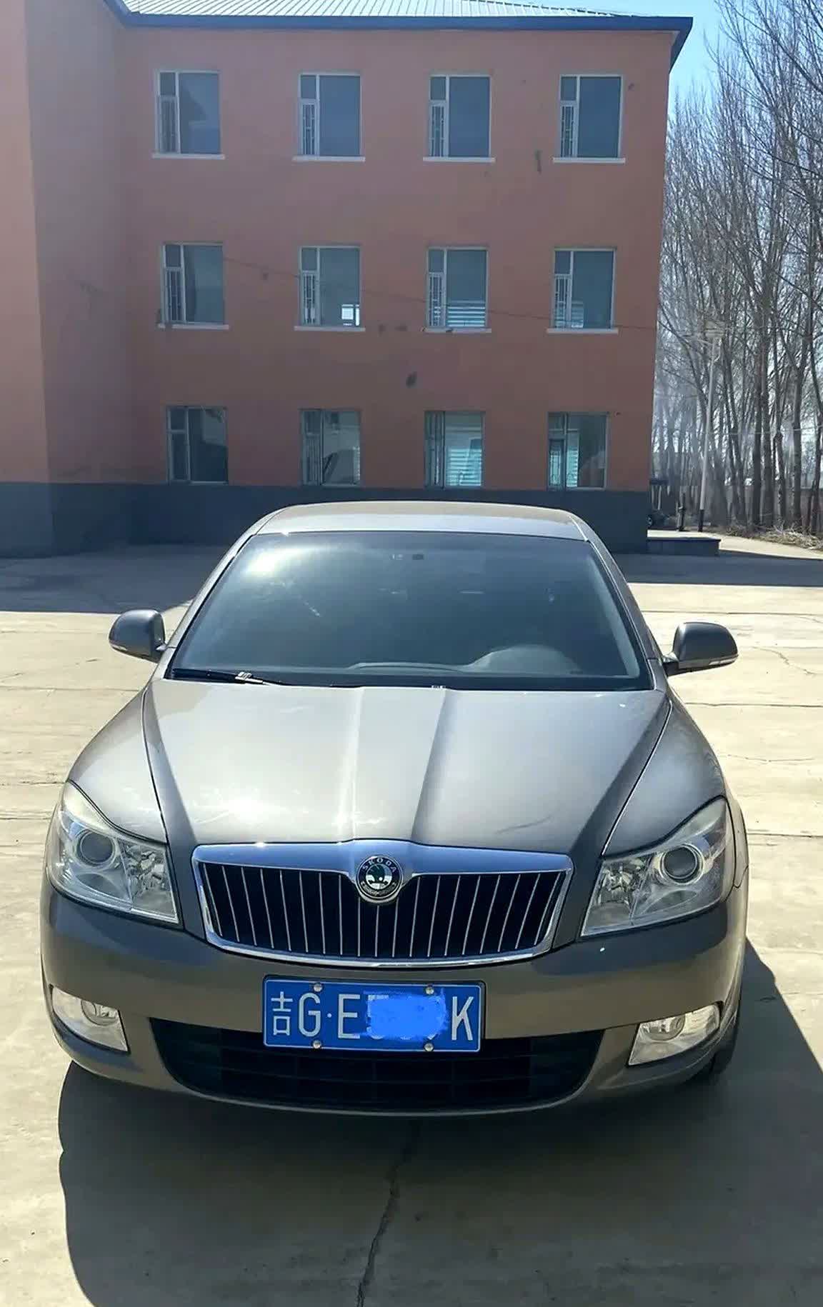一年只跑两千公里却年年换两次机油，电瓶还得每周拉出去遛弯，这钱和时间到底花得值不