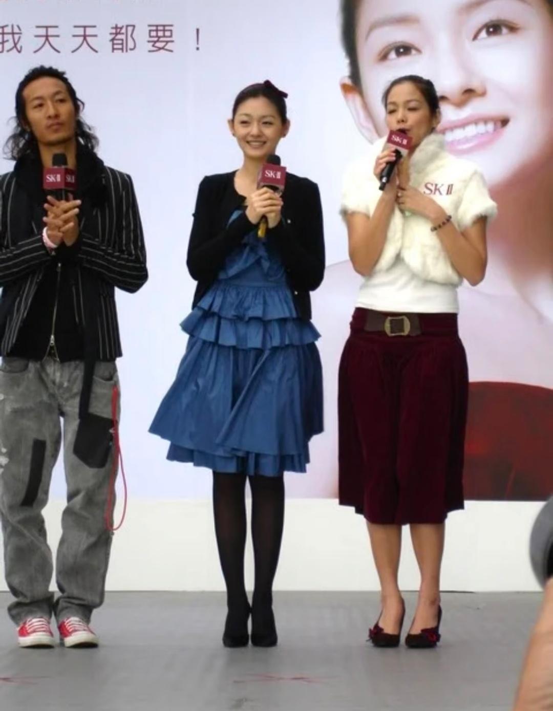 很多人说大S要精心打扮才是大美女，不打扮就很普通，算不上真美女。其实她虽然腰不算