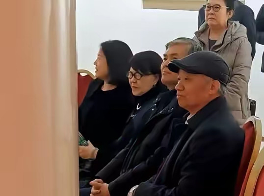 49岁翁帆近照曝光，首次公开露面变化大！网友炸锅：这3点变化万万没想到看到翁