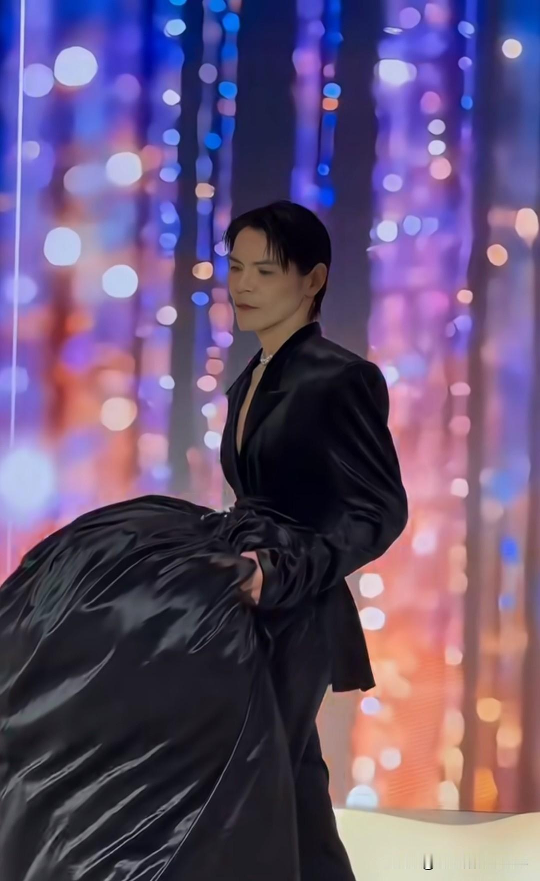 向佐这画风变得真快！硬汉秒变“电动车小棉被”画风，连向太都曾念叨别太柔美。是