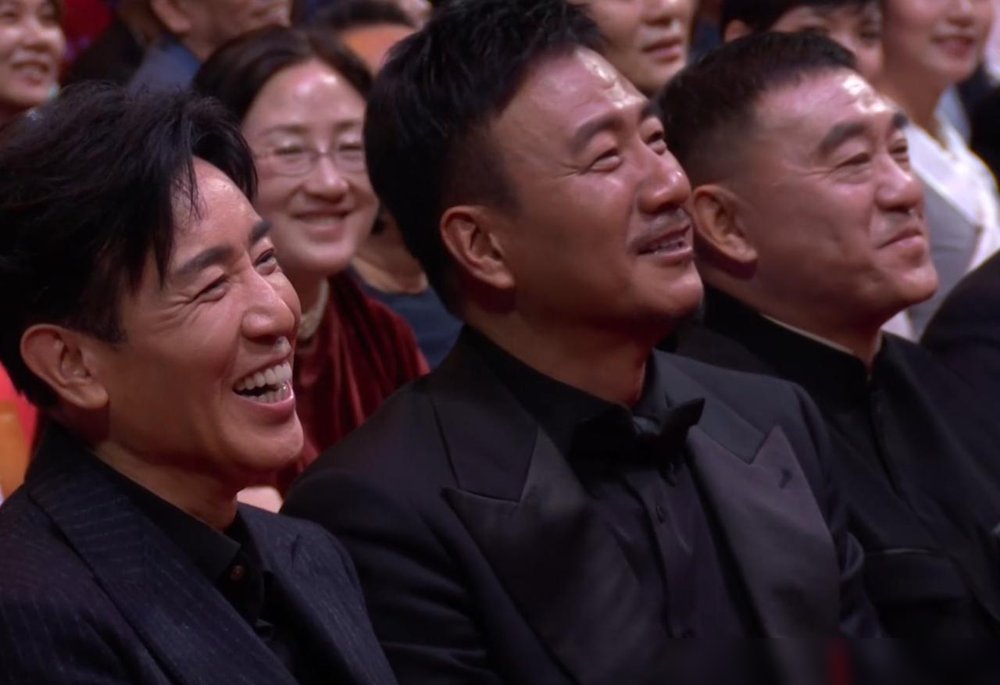 闫妮当众嫌李乃文老，要给他当助理都不要。结果李乃文转头就把欧豪“架”上了红毯，胡军还在旁边搭手。飞天