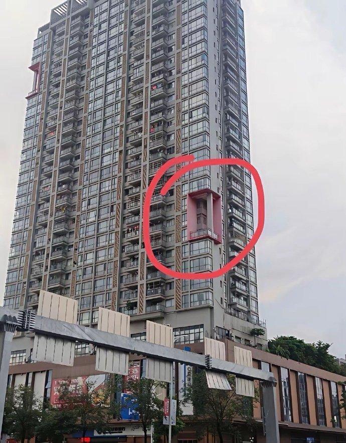 在深圳见过一些住宅楼，中间像被“挖掉”一块，不太明白为什么这样设计。有人猜测