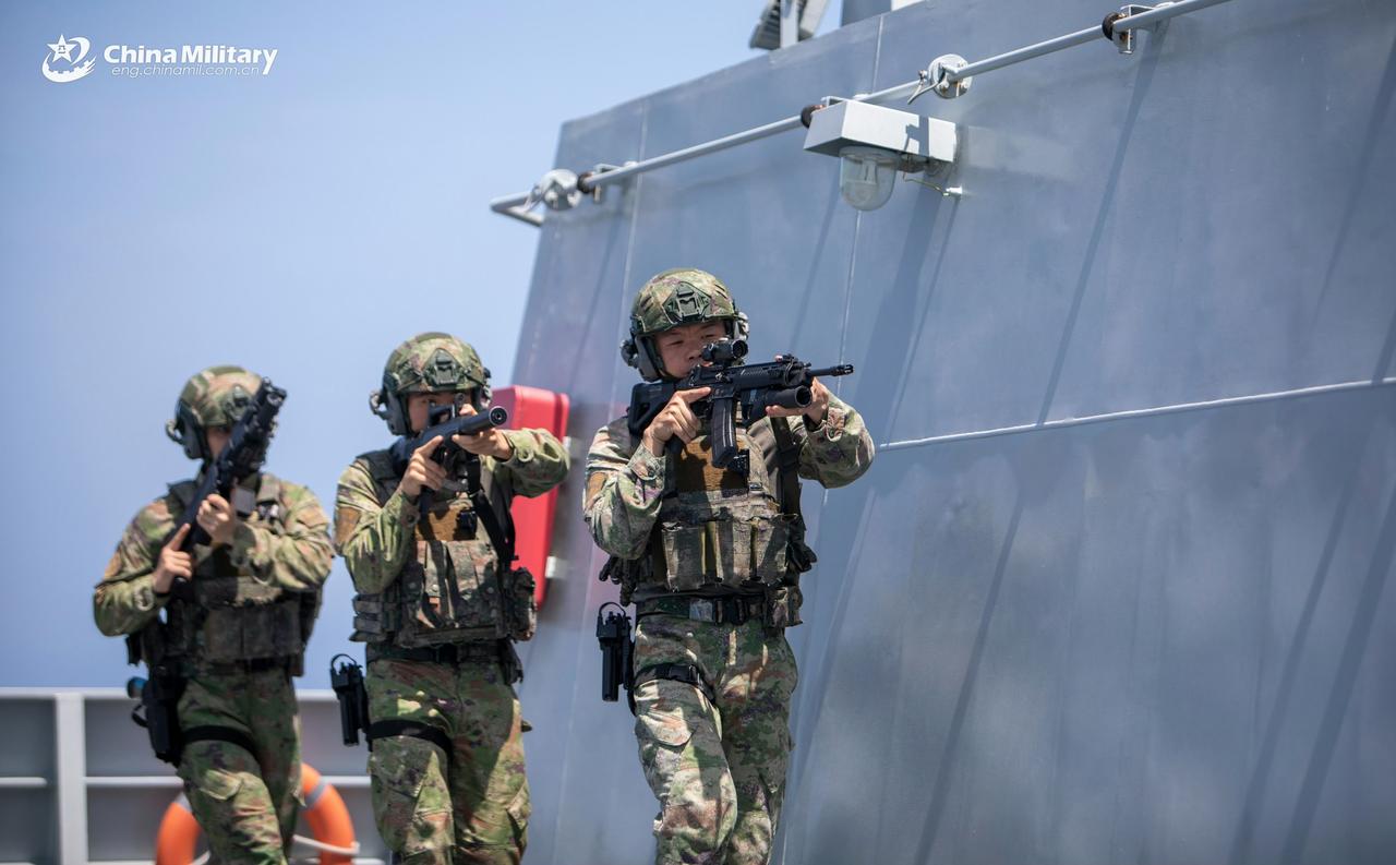 PLAN第48批护航舰艇护航编队特战队员在海上进行反海盗演习高清组图。