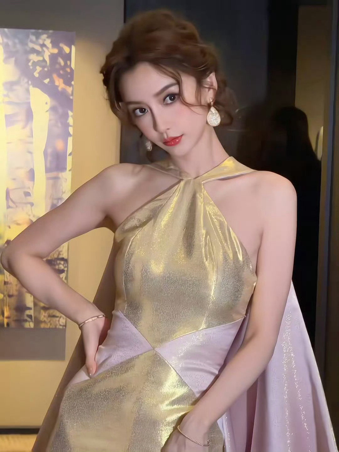 Angelababy金粉裙金粉交织的高定裙摆流光溢彩，行走间如星河倾泻。36岁状