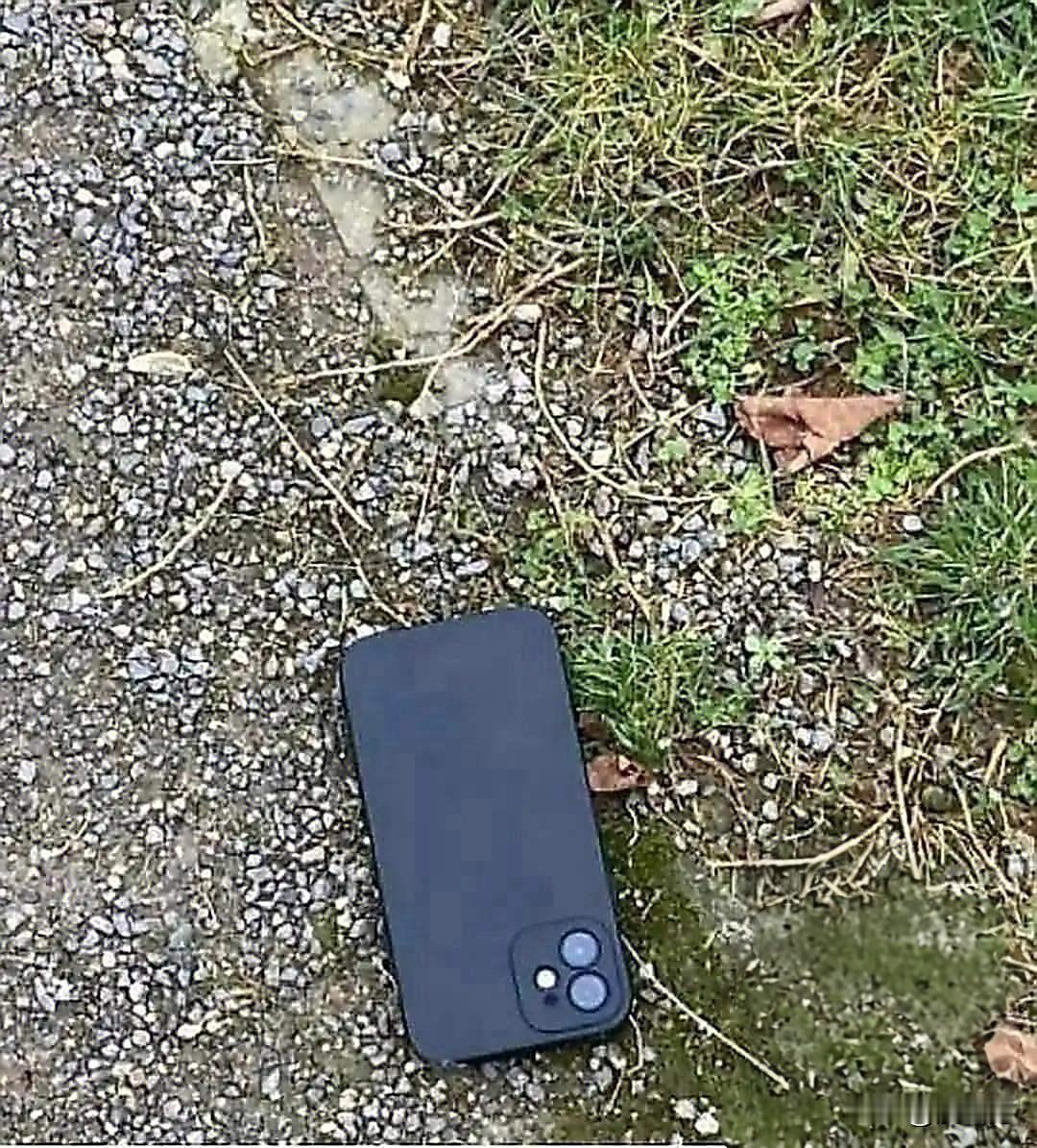 一网友捡到一部苹果手机，估计最少能值6000元，他关机放在家里一个月后，拿到修理
