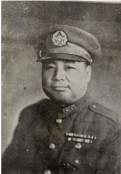 1975年4月，蒋介石病死，在香港的关麟征非常悲痛，带着妻子去吊唁。一下飞机，黄