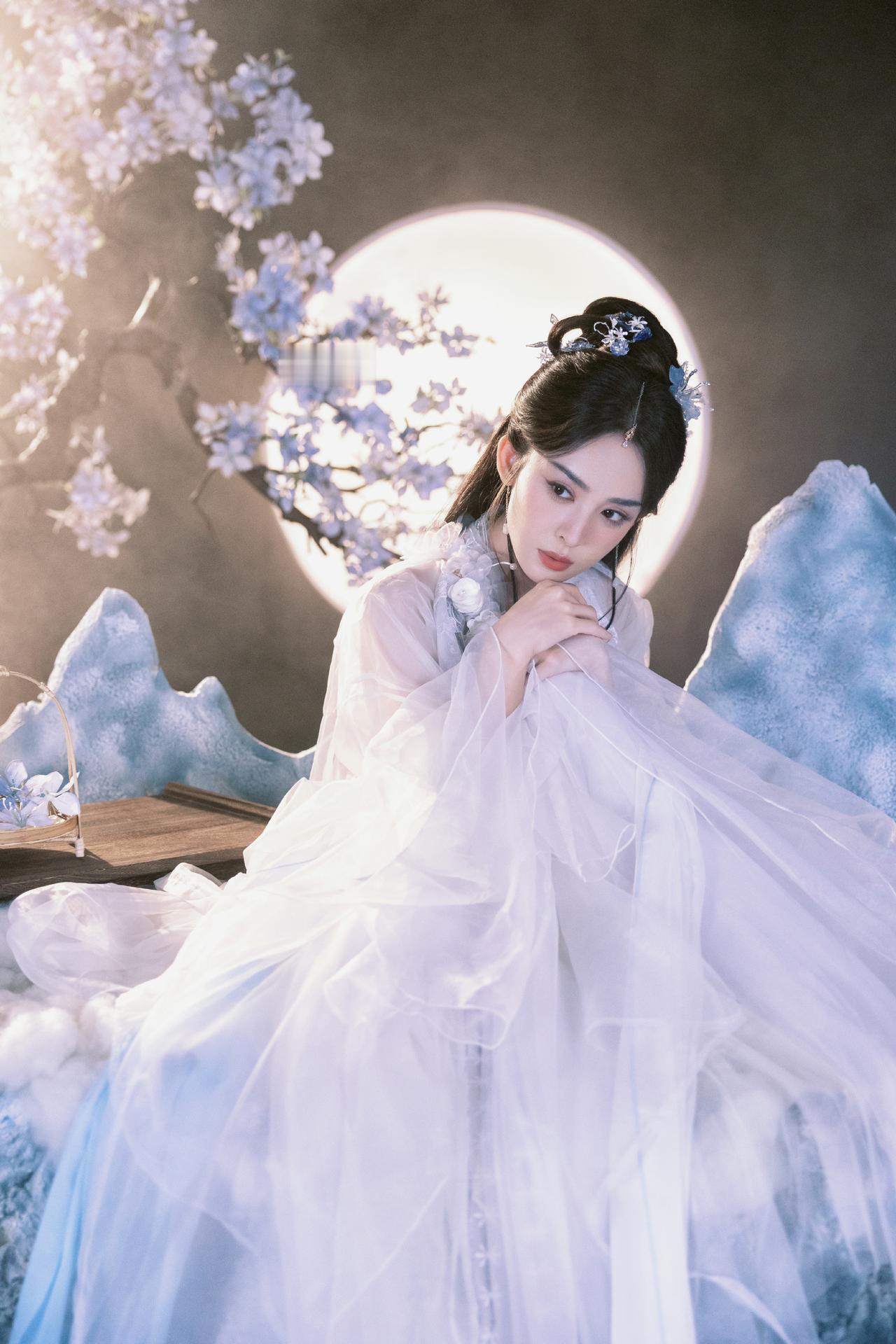 两位新疆美女的中秋晚会造型相继曝光！娜扎身穿一袭白纱裙清冷飘逸，仙气绝美。而