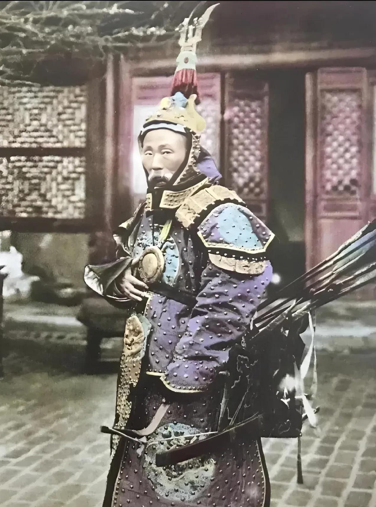 这是1896年，晚清八旗将军广西提督苏元春，一身戎装的珍贵留影。苏元春可谓为大清