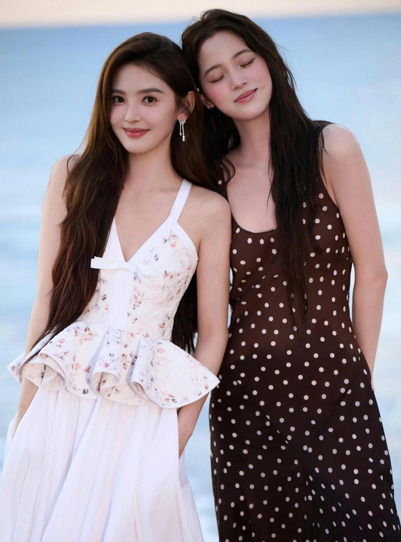 是谁又在为美女们同框而尖叫？章若楠与欧阳娜娜，这两位内娱颜值天花板同框，简直是把