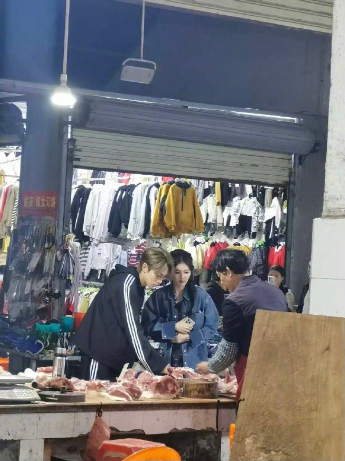 棣棣素颜状态也太夯了吧😱颜值抗打还超接地气狠狠期待客栈正片上线！王鹤棣王鹤棣素