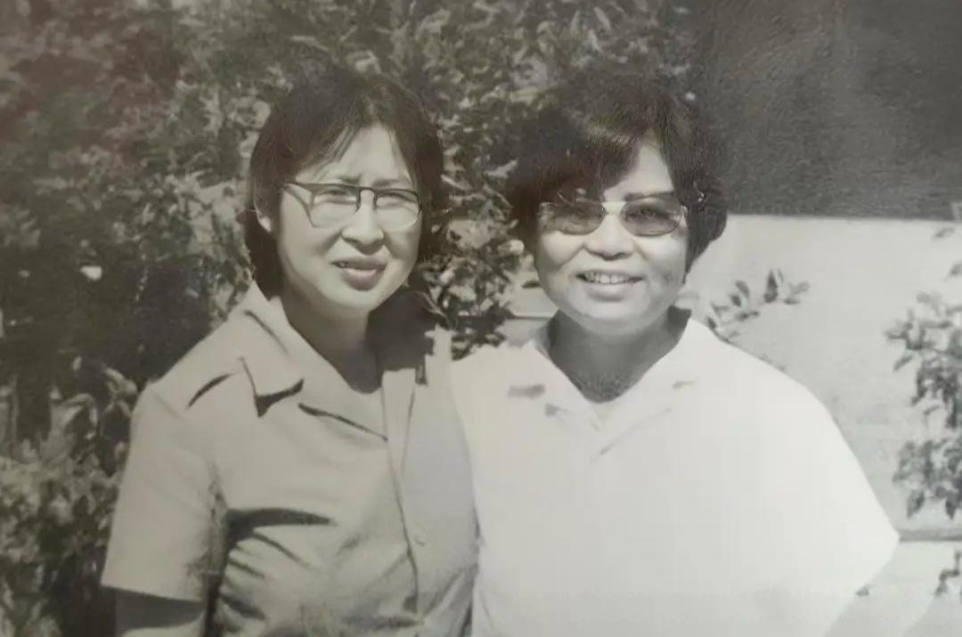 有人说毛主席女儿李敏是贵族，李敏的同学回应：她买白菜时菜叶都舍不得丢。时常