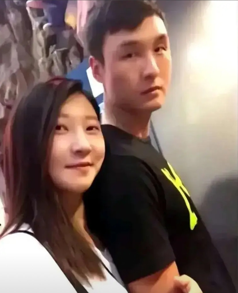 人的面相果然重要，这个俞晓冬，眼神自带杀气。一看就是个狠人。长得又不帅。女人都