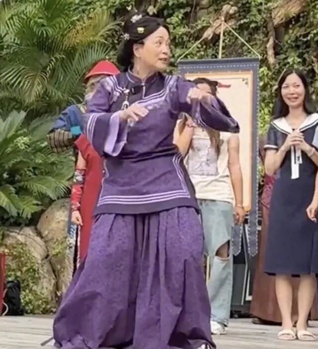#景区成了艺人们再就业领域#【直播带货之后，#景区成明星再就业方向#？】近日，6