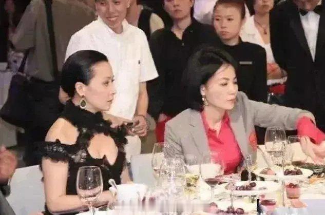 王菲不愧是北方女人，主打一个豪爽和一旁的刘嘉玲形成了鲜明的对比​
