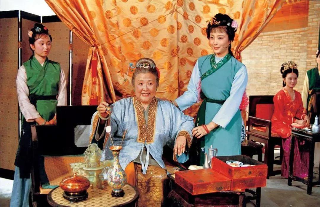 贾赦惦记鸳鸯，贾母知道以后，当场发怒，还当众说原来他们都是哄自己的。都说媳妇难做