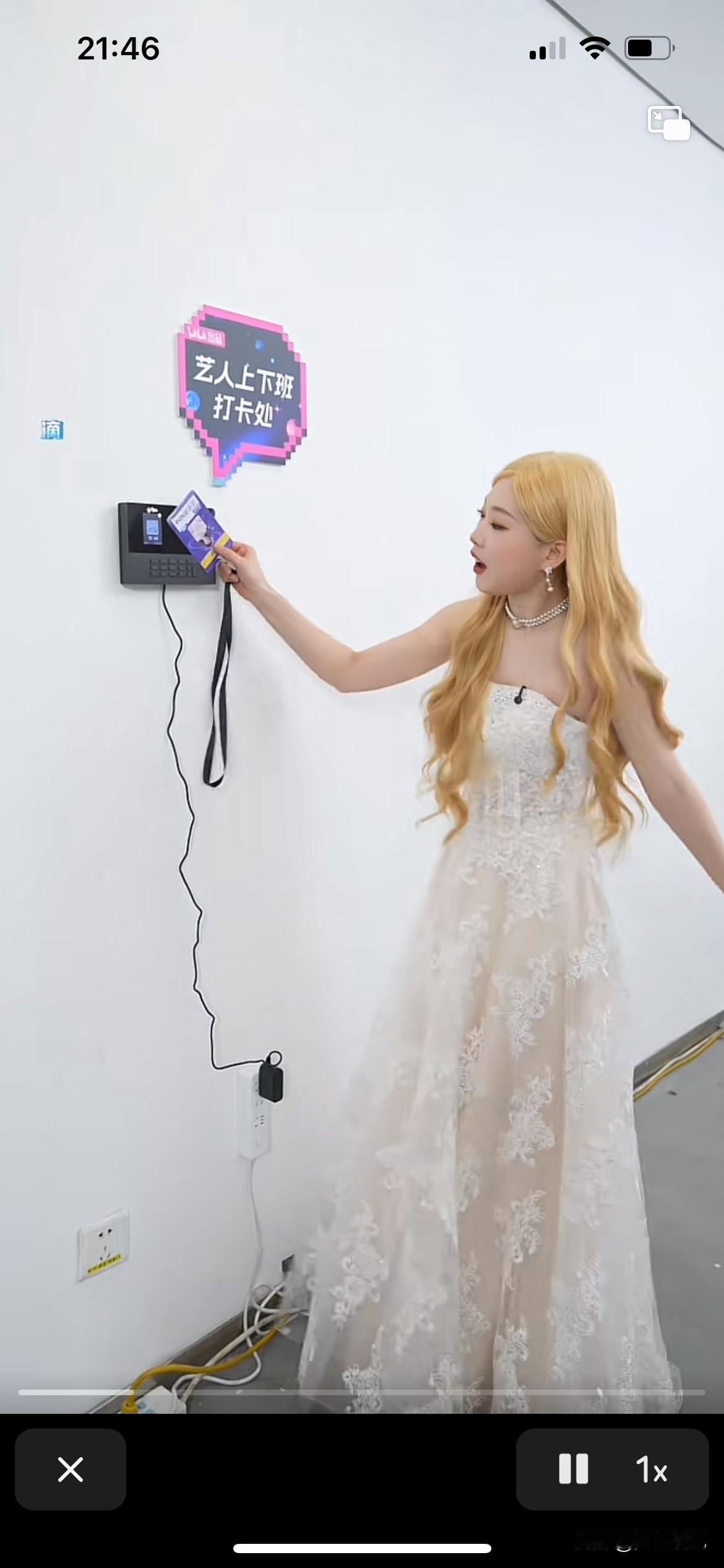 原来明星也是很累的，看看小沈阳的沈佳润参加跨年演唱排练时，也是要打卡上下班的，所