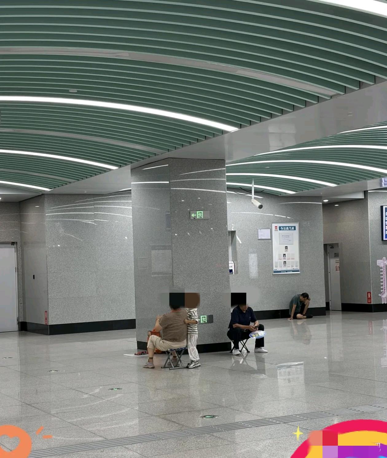 地铁里看到的，说实话真挺好的地铁里也晒不到太阳，还有空调吹，也可以休息，我觉得