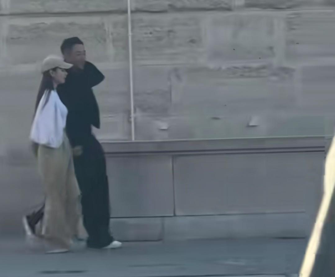 汪小菲遇见真爱了，真是走哪里都带着她，两人手牵手一起走漫步在paris街头，汪小
